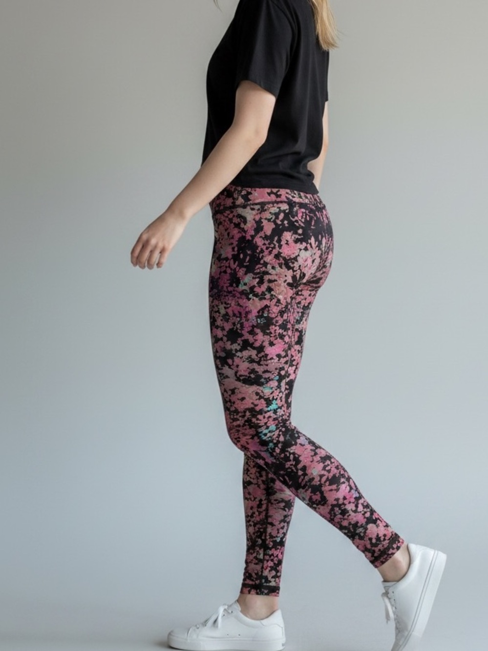 Printed Pink & Black Lululemon leggings sz4 great condition